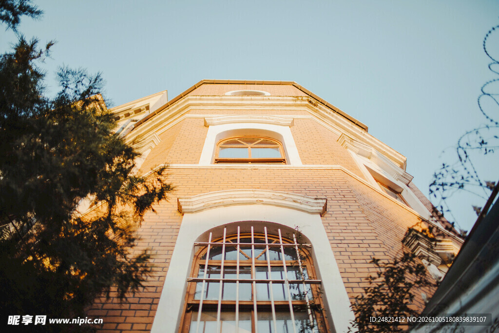 仰拍暖调复古欧式建筑