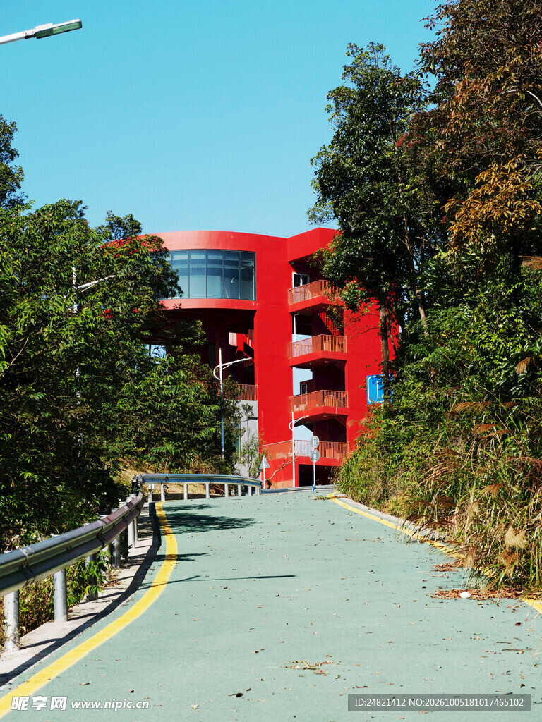 郊野公路旁红色观景台