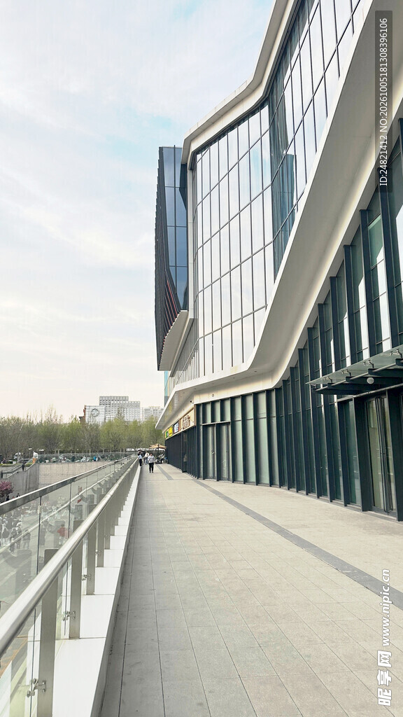 河畔现代商务建筑步道