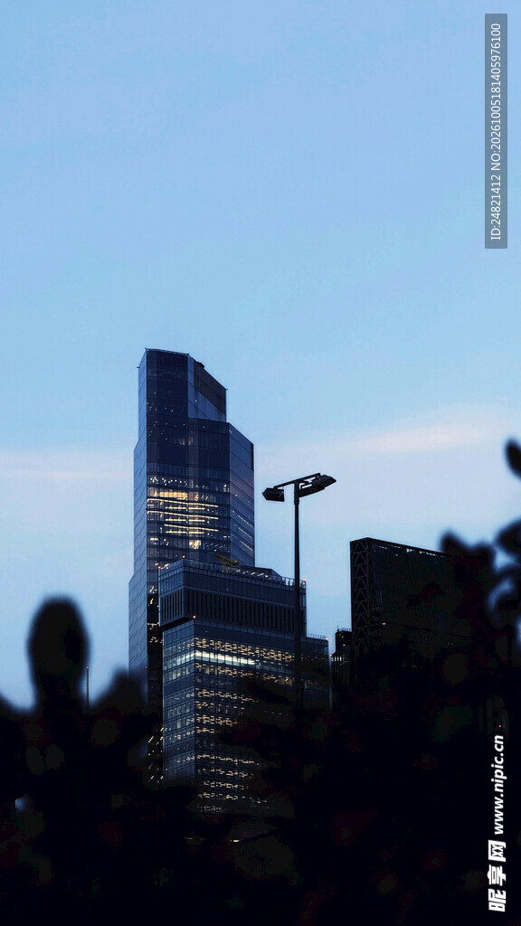 暮色下的城市高楼