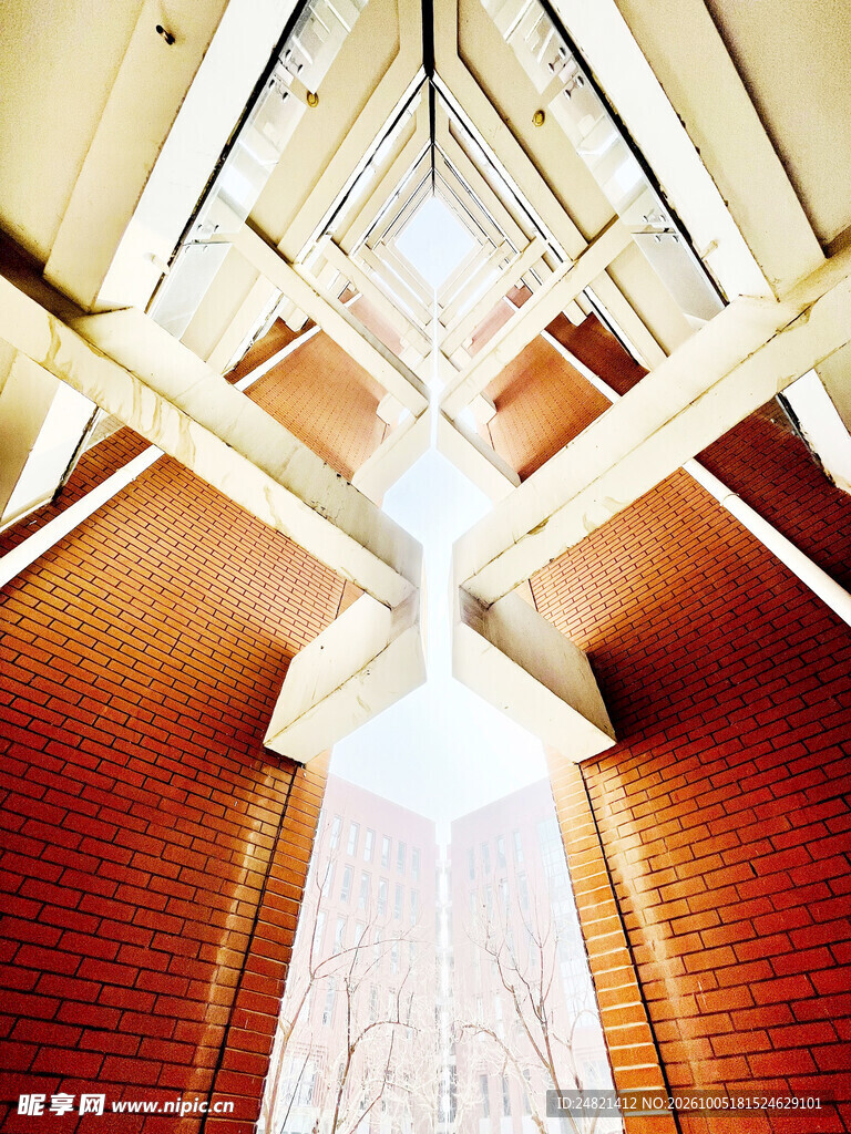 对称建筑仰拍透视