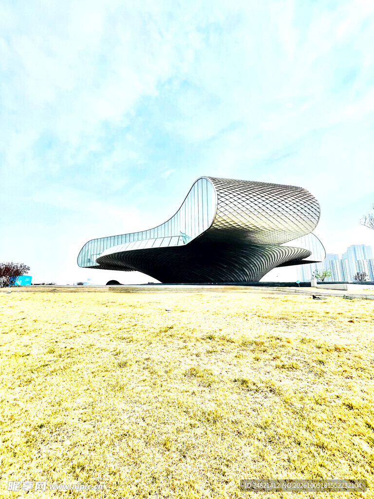 旷野上的现代流线建筑