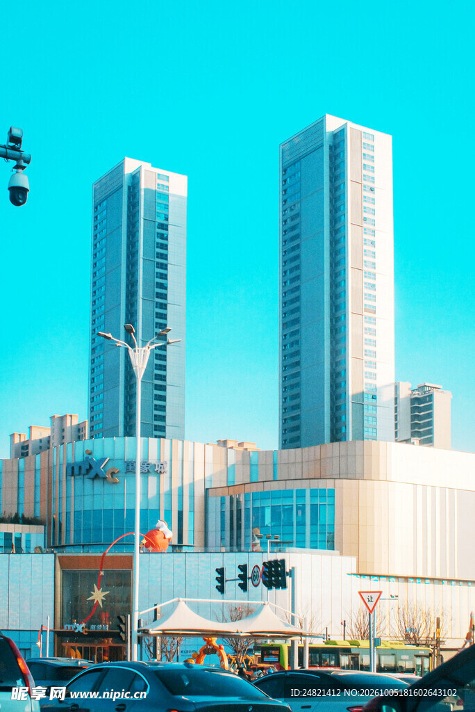 城市双子摩天大楼街景