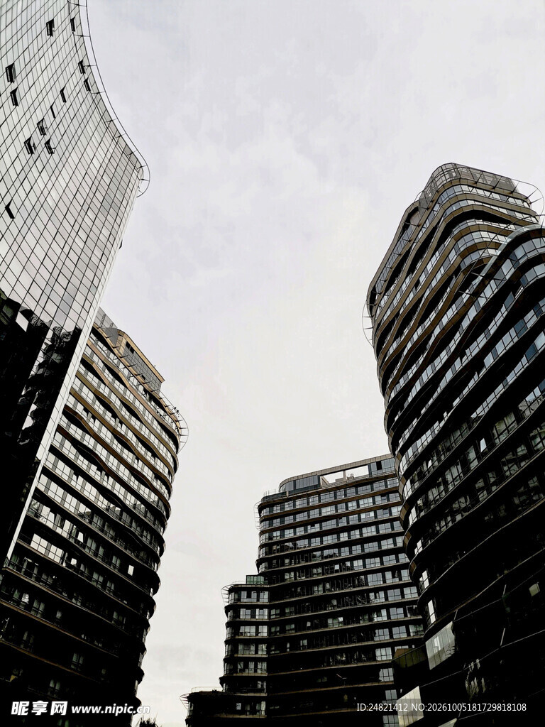 仰拍城市现代摩天建筑群