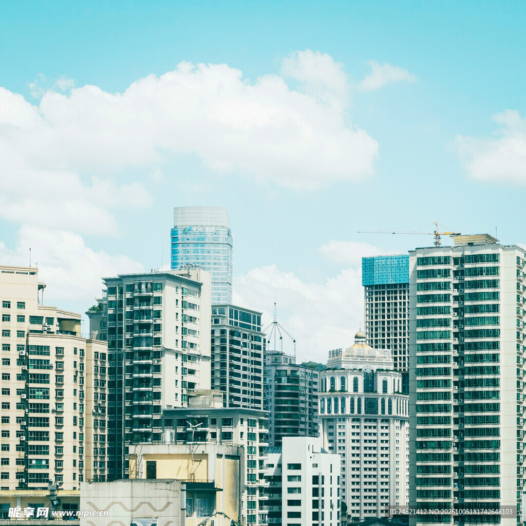 晴朗城市高楼建筑群