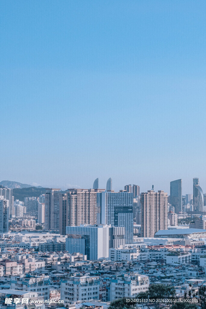 晴空下城市全景