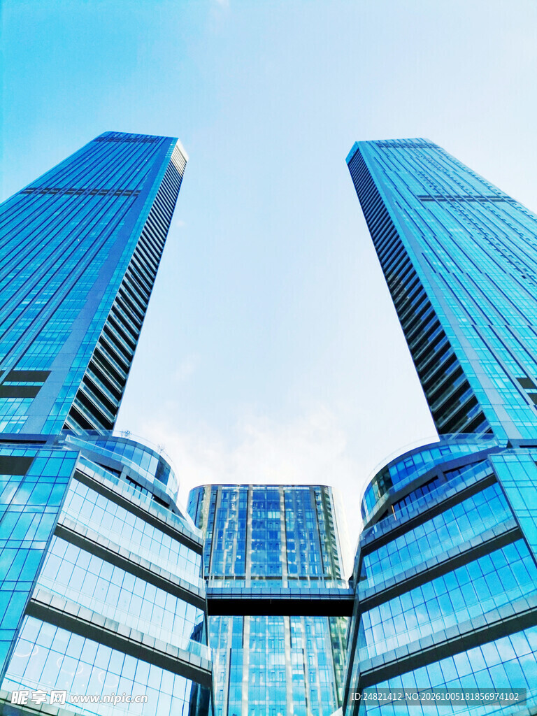 仰拍现代商务摩天建筑群