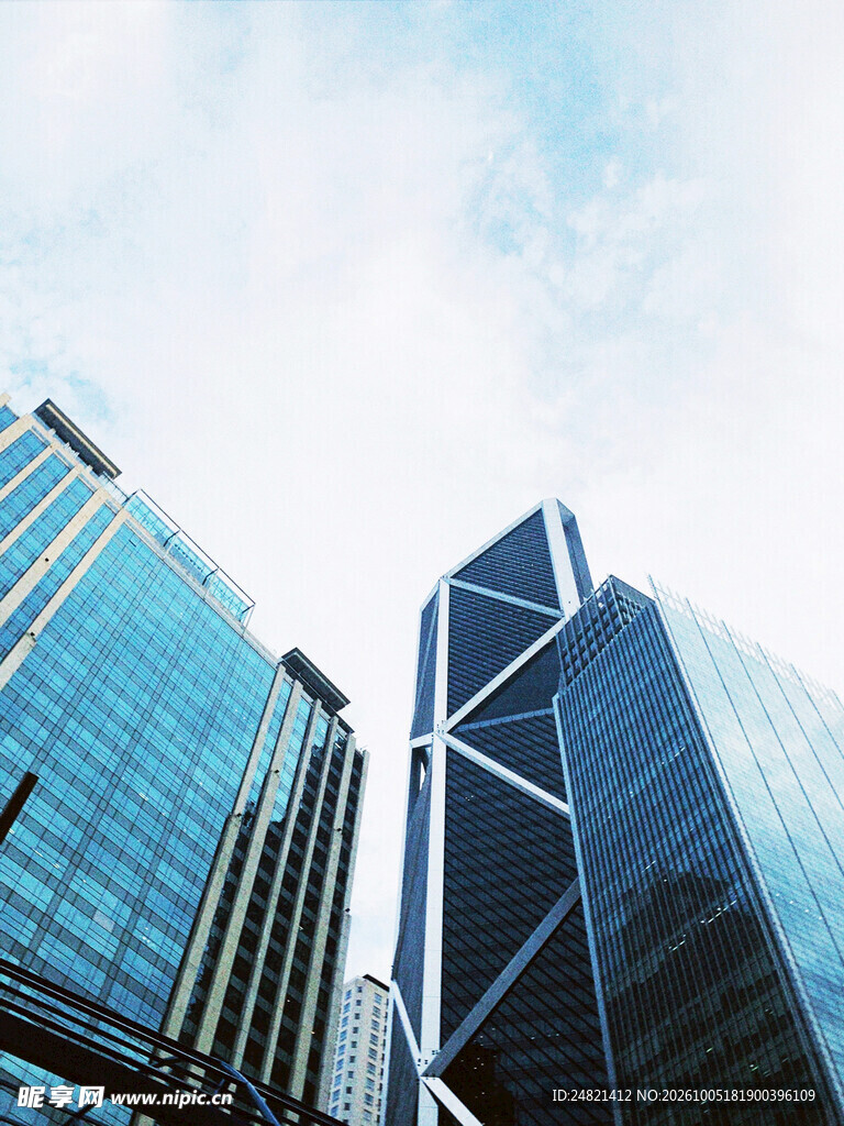 仰视城市摩天建筑群