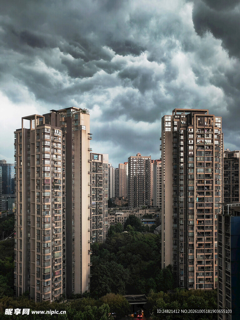 乌云下的城市高层住宅