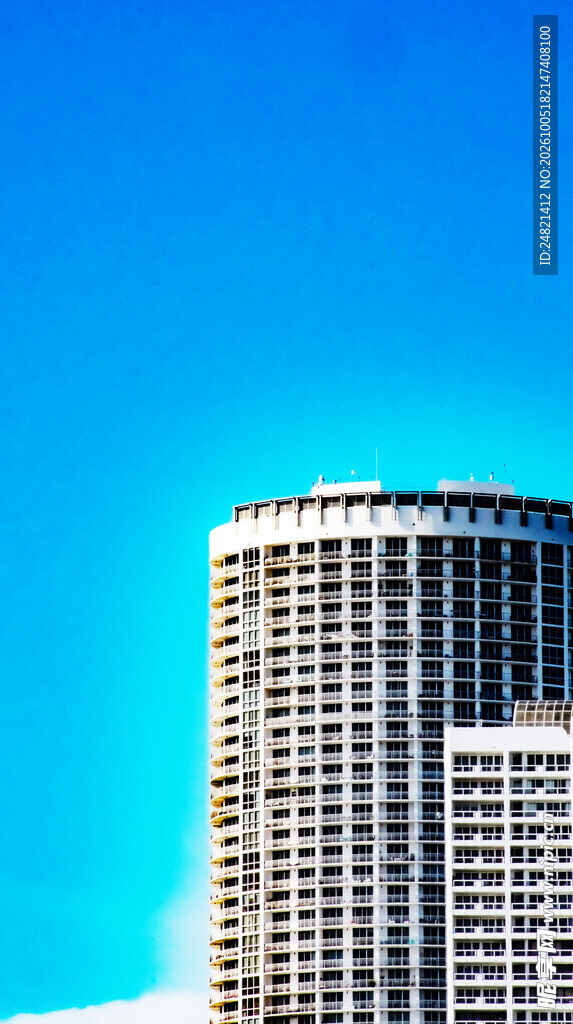 晴空下的高层现代建筑