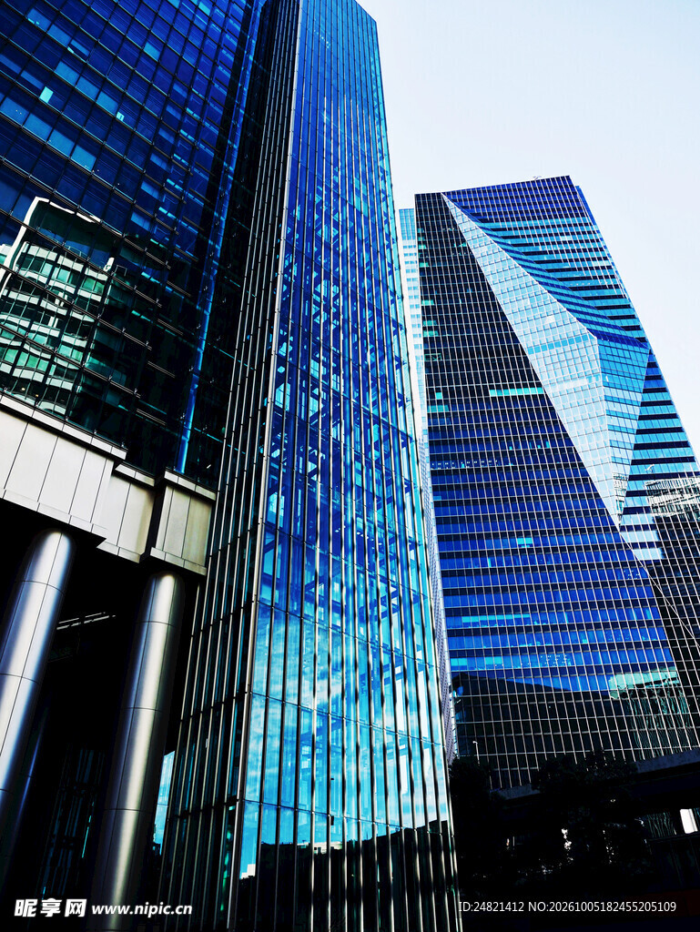 仰拍城市商务摩天大楼