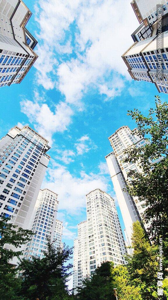 城市高楼蓝天白云景致