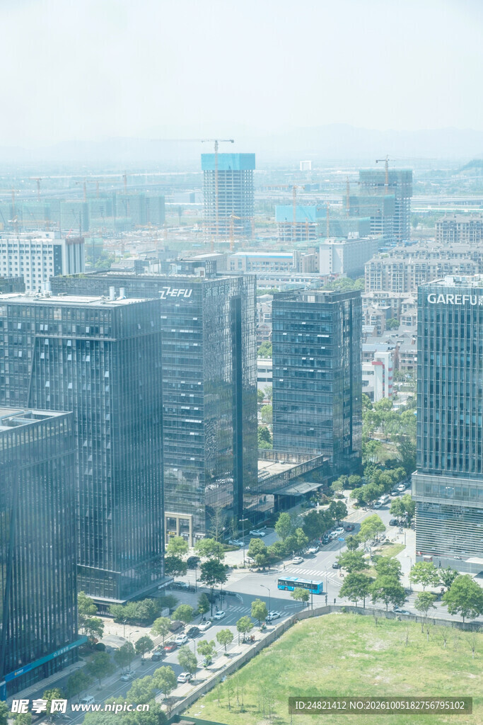 雾中城市商务建筑群