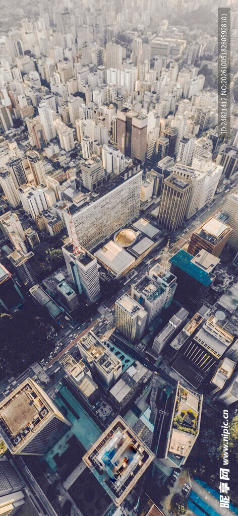 航拍雾中城市建筑群