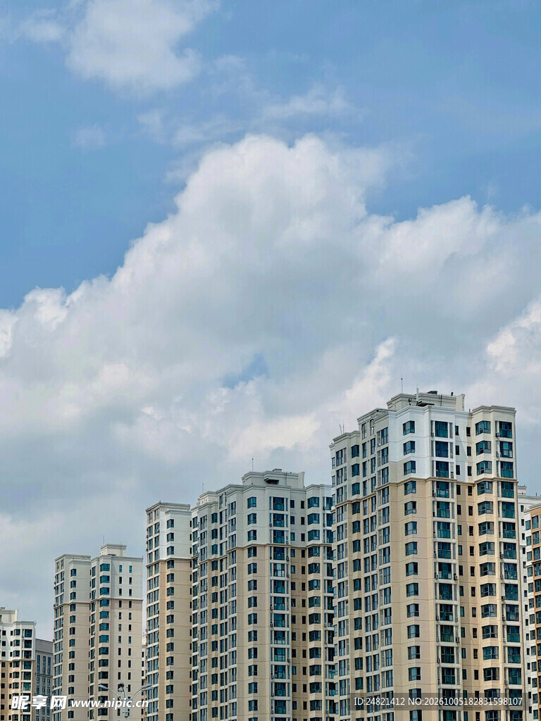 蓝天白云下的高层住宅