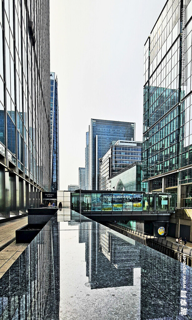 现代都市建筑水景倒影