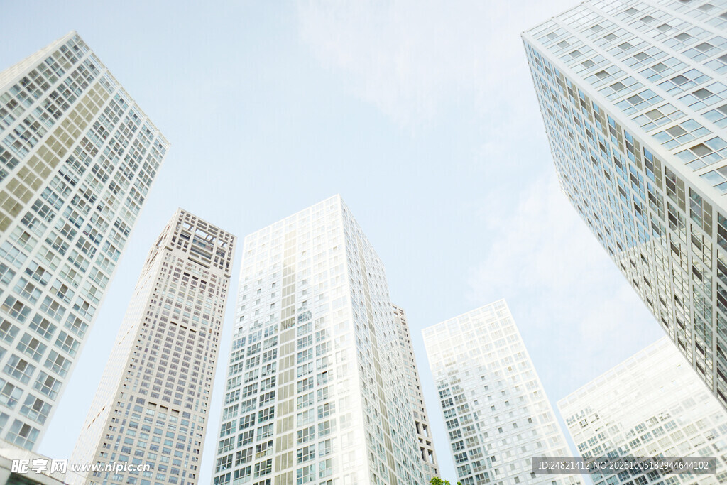 仰拍城市商务摩天建筑群