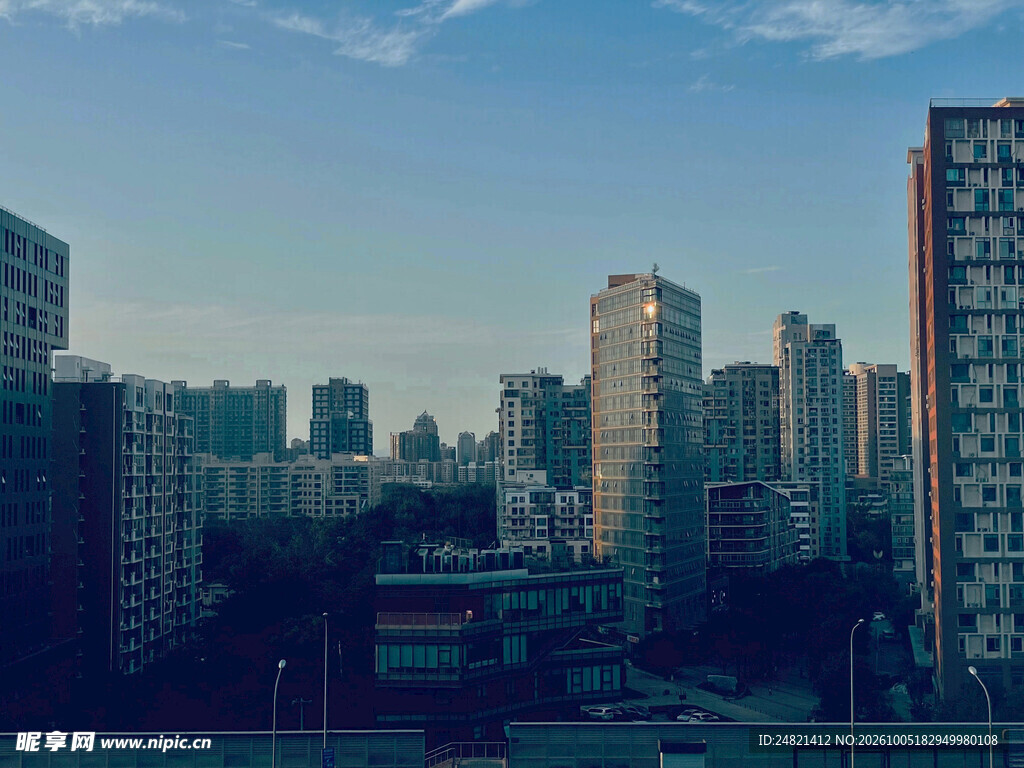 清晨都市高楼景观