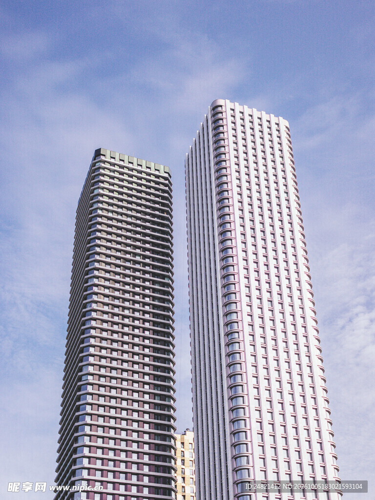 仰拍双子摩天高楼