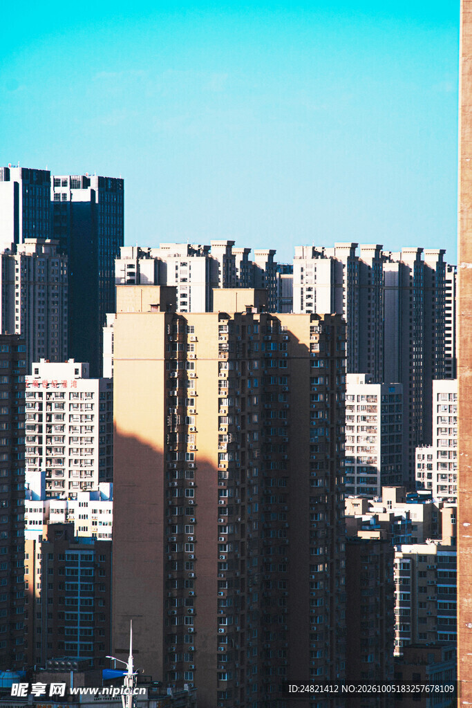晴天城市高楼建筑群