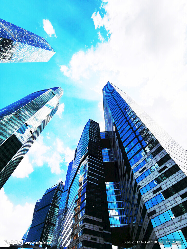 仰拍城市摩天大楼