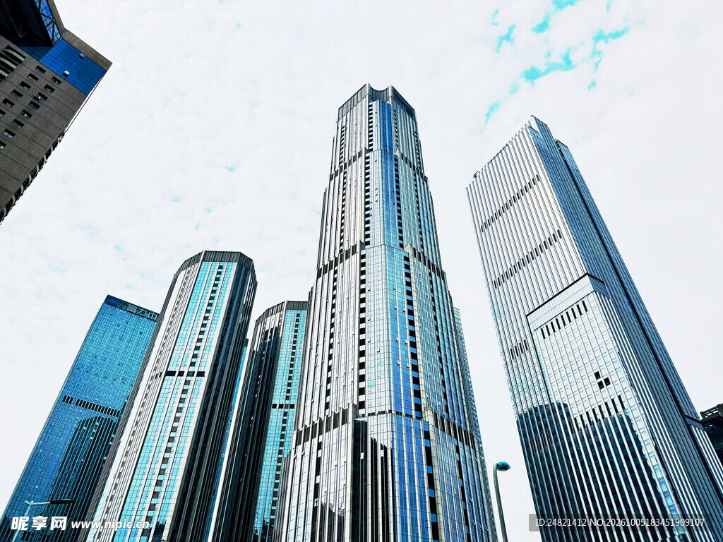 仰拍城市摩天大楼群