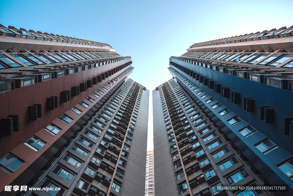 仰拍对称城市高楼