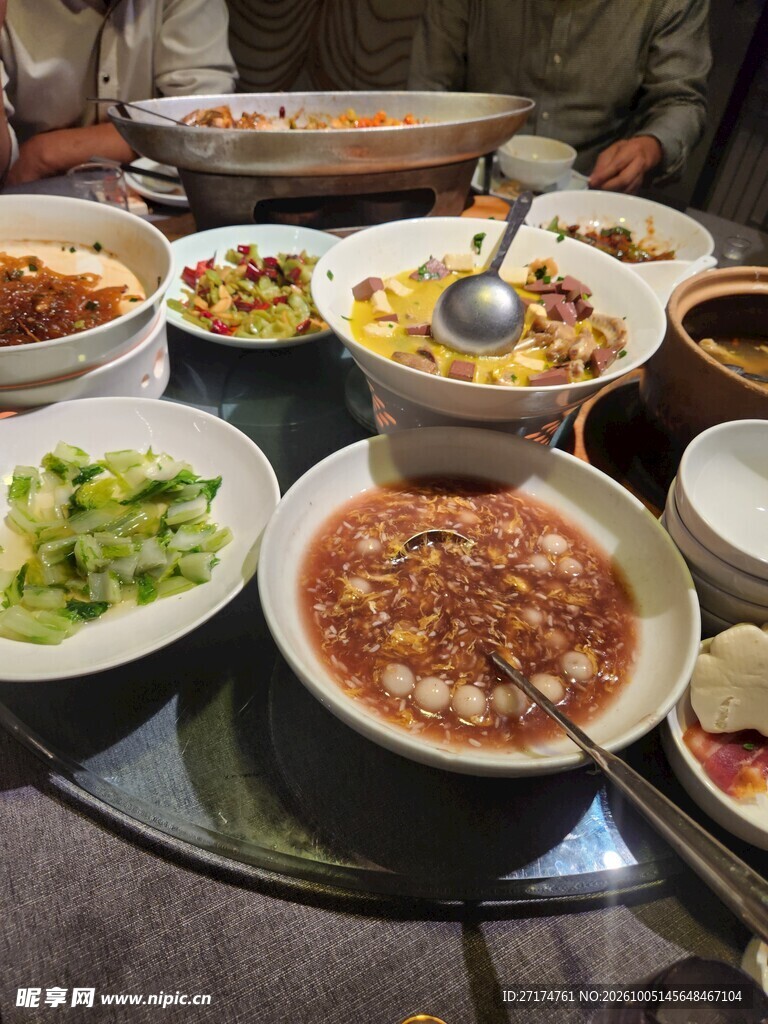 一桌丰盛中式家常菜肴