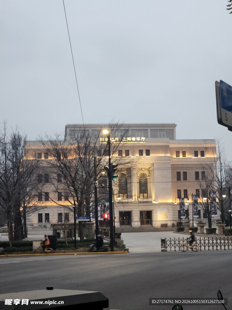 暮色下的临街欧式建筑