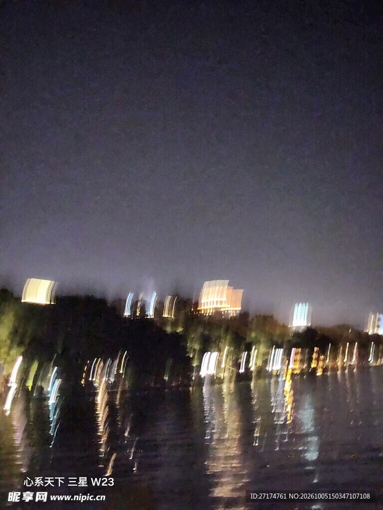 城市湖岸夜景