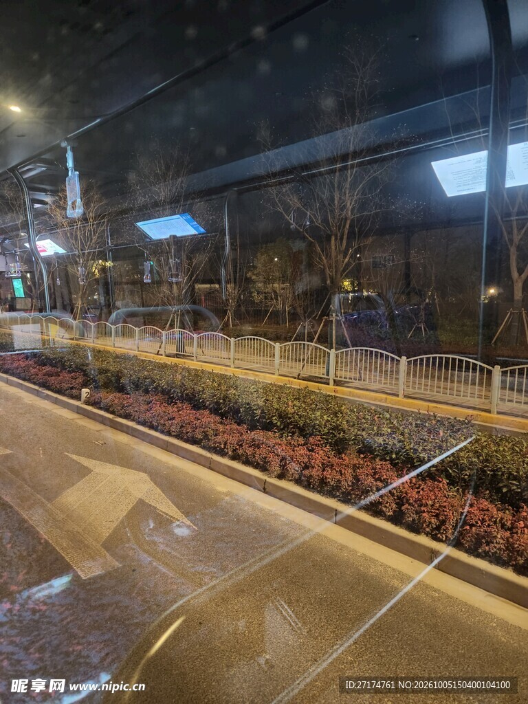雨夜城市道路夜景