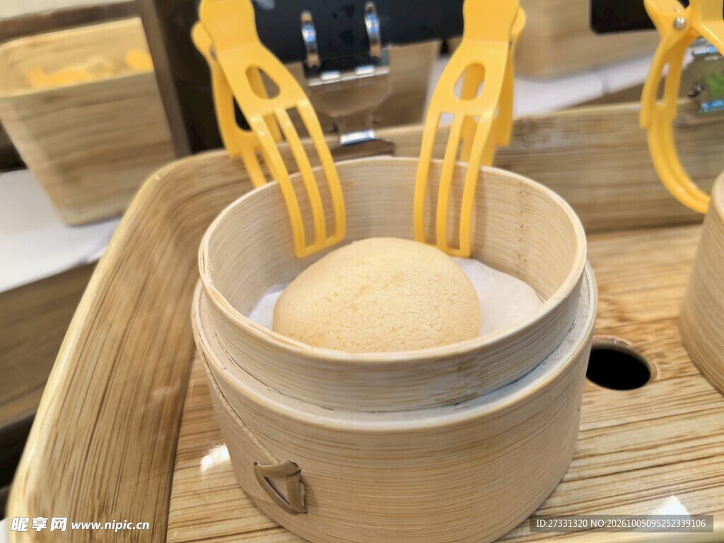 竹笼盛放的奶冻甜品