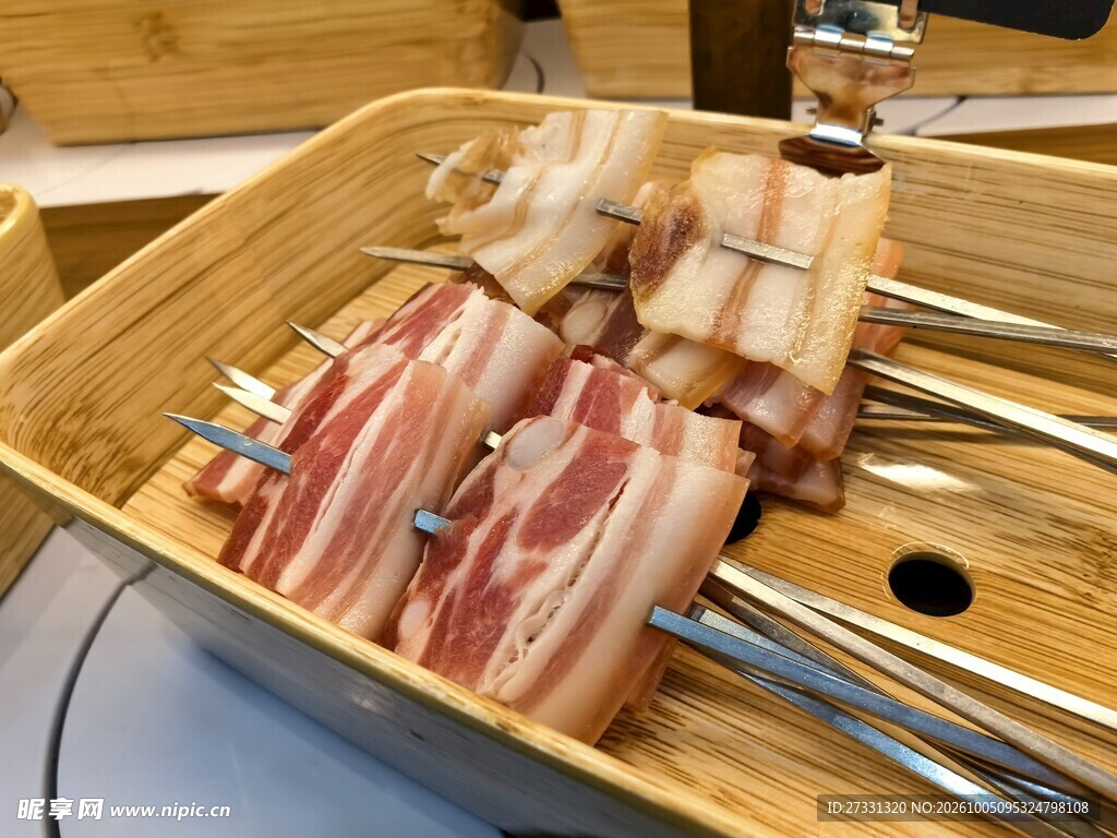 待烤生鲜五花肉串
