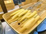 木托盘里的玉米笋