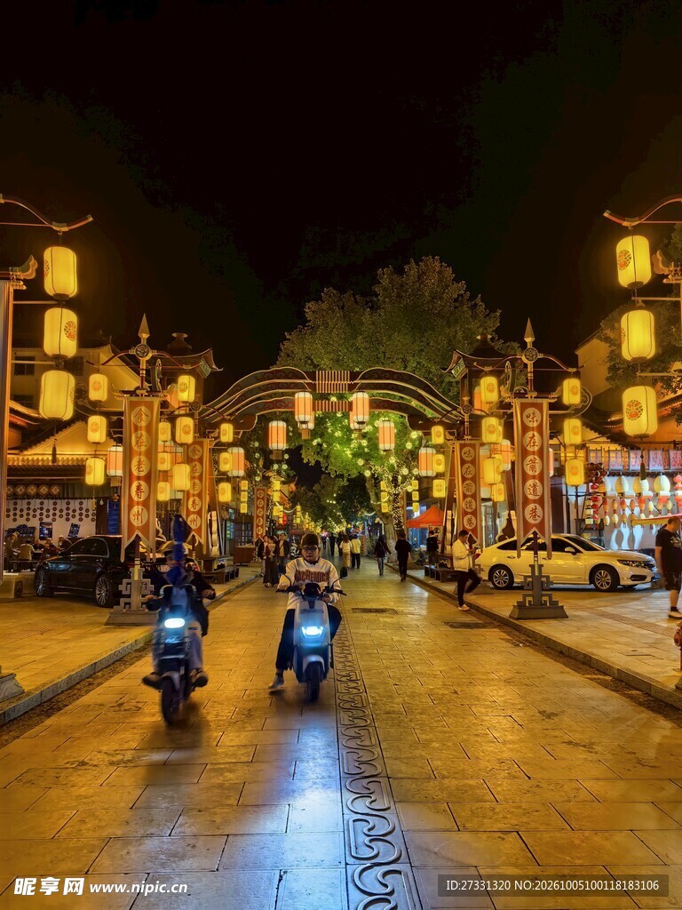 雨夜古街骑行夜景