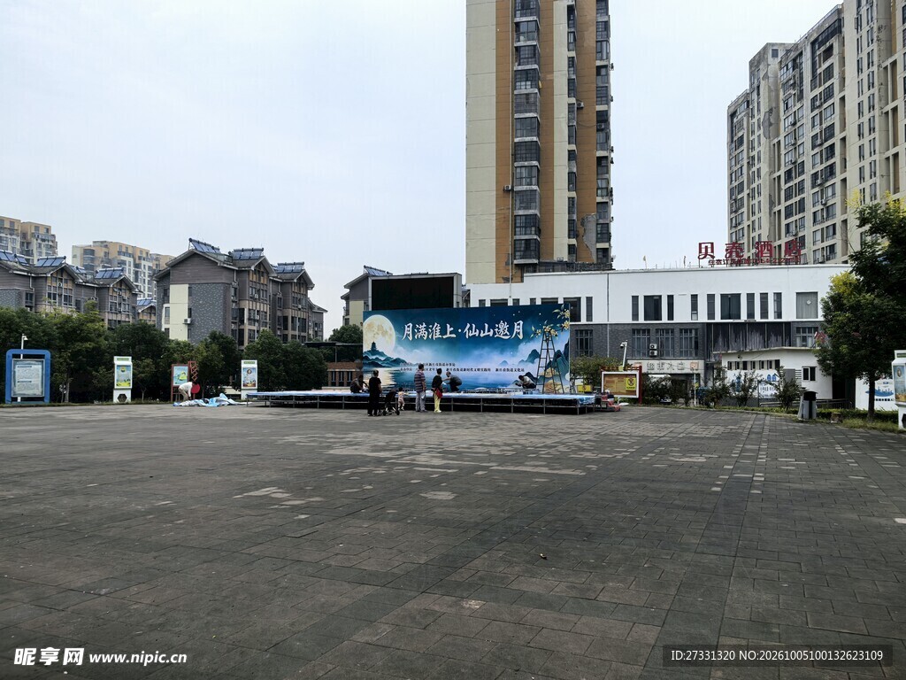 城市广场周边街景