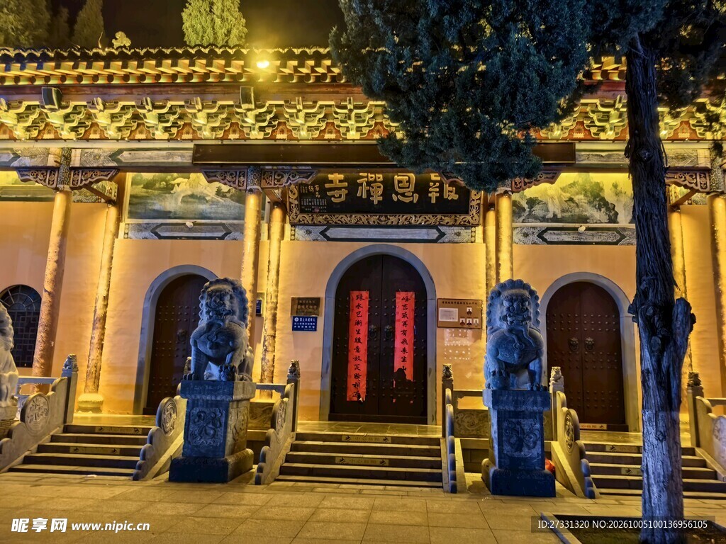 古寺山门夜景