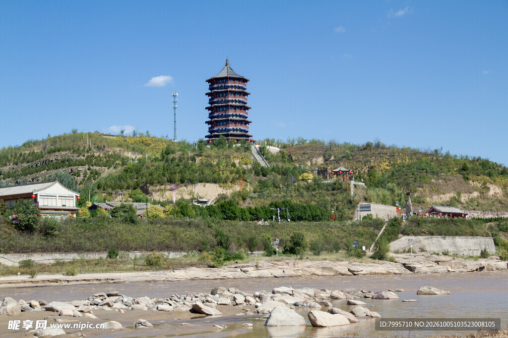 黄河畔古塔风光