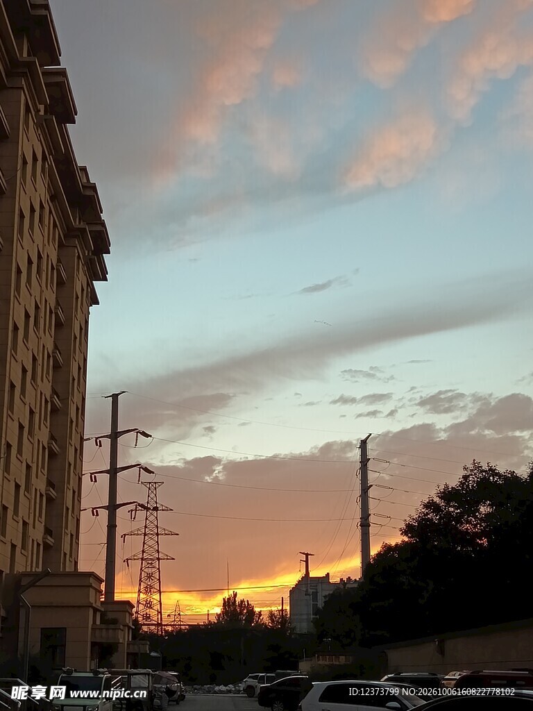 城市黄昏晚霞街景