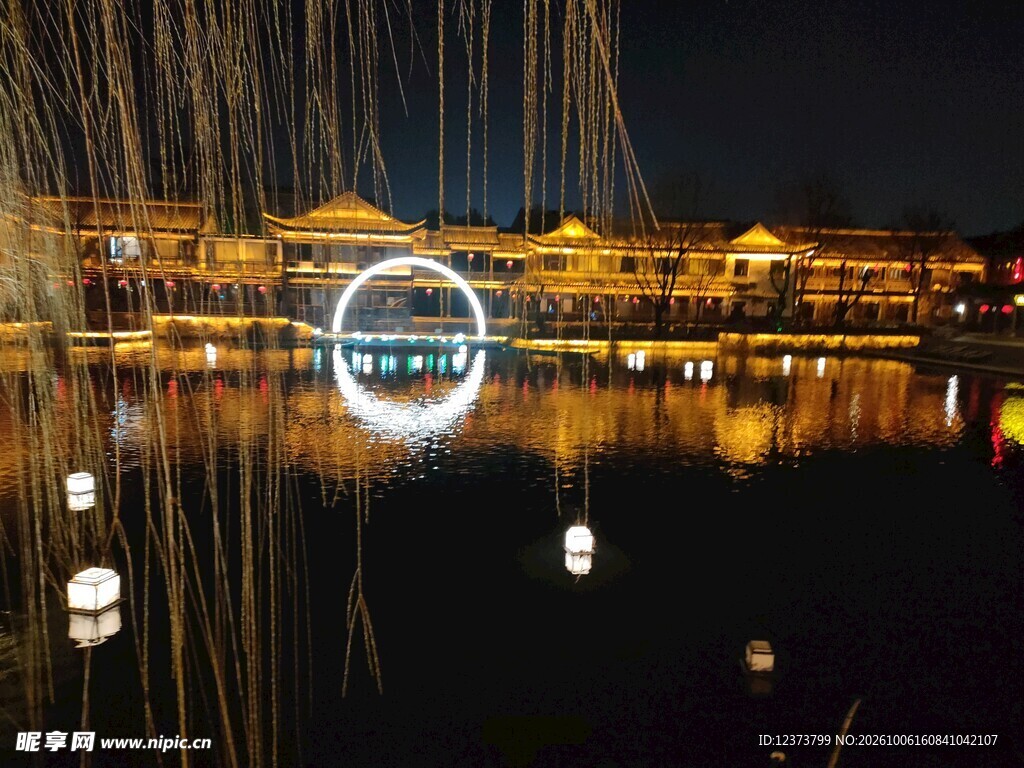 城市夜景水面倒影