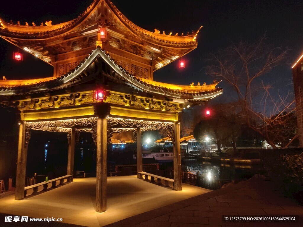 临水古亭夜景