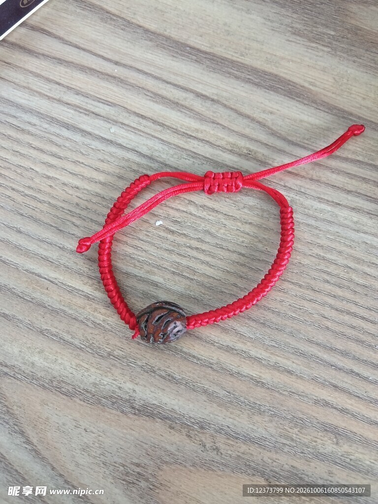 手工编织红绳手链