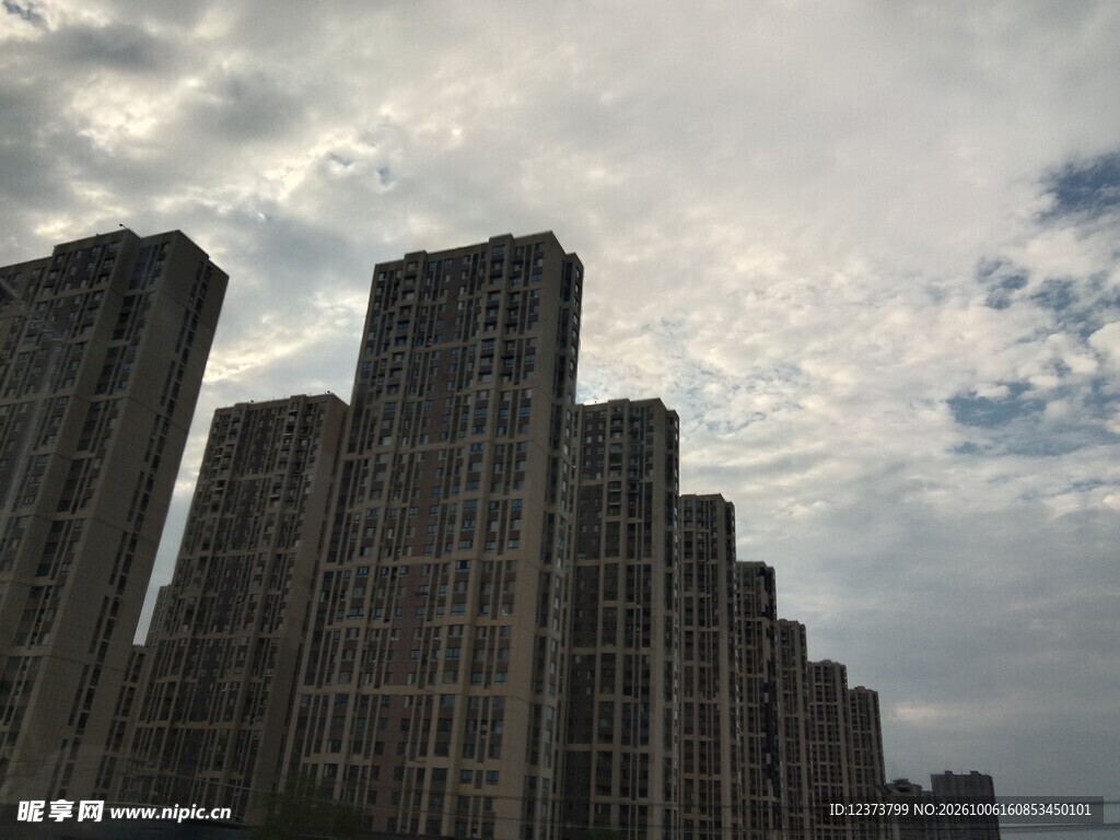 阴天城市高楼剪影