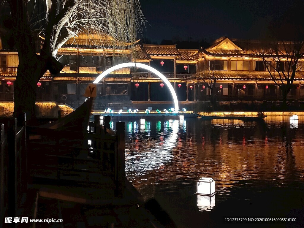 湖畔古建夜景
