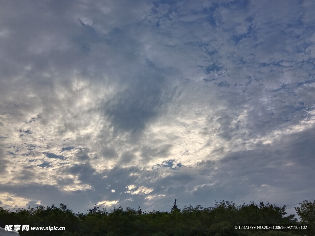黄昏天空层云景观
