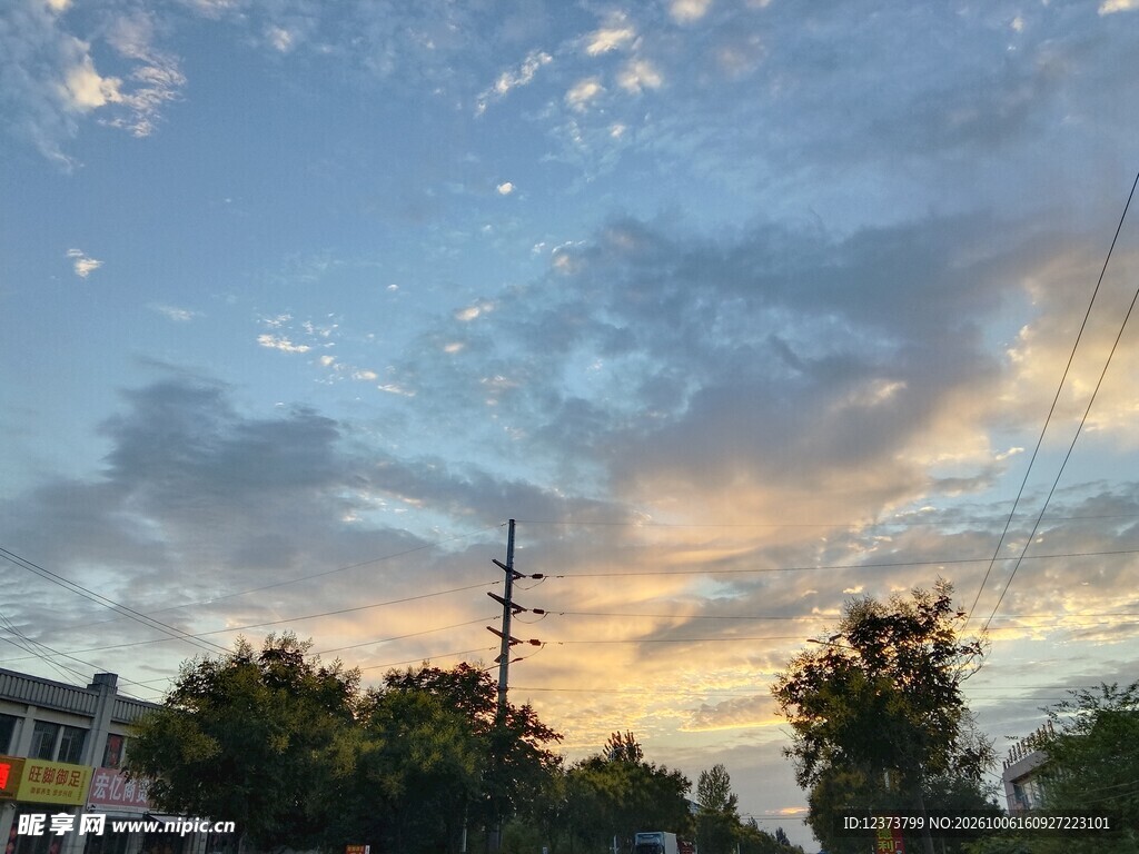 傍晚晚霞户外街景