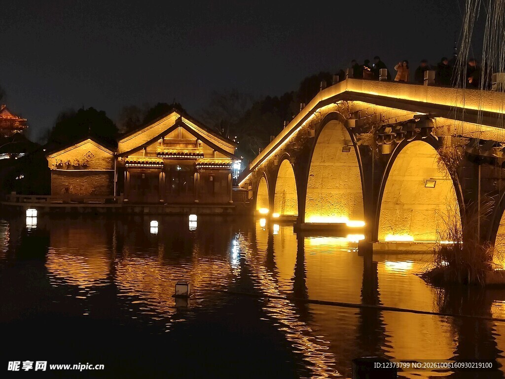 水乡廊桥夜景