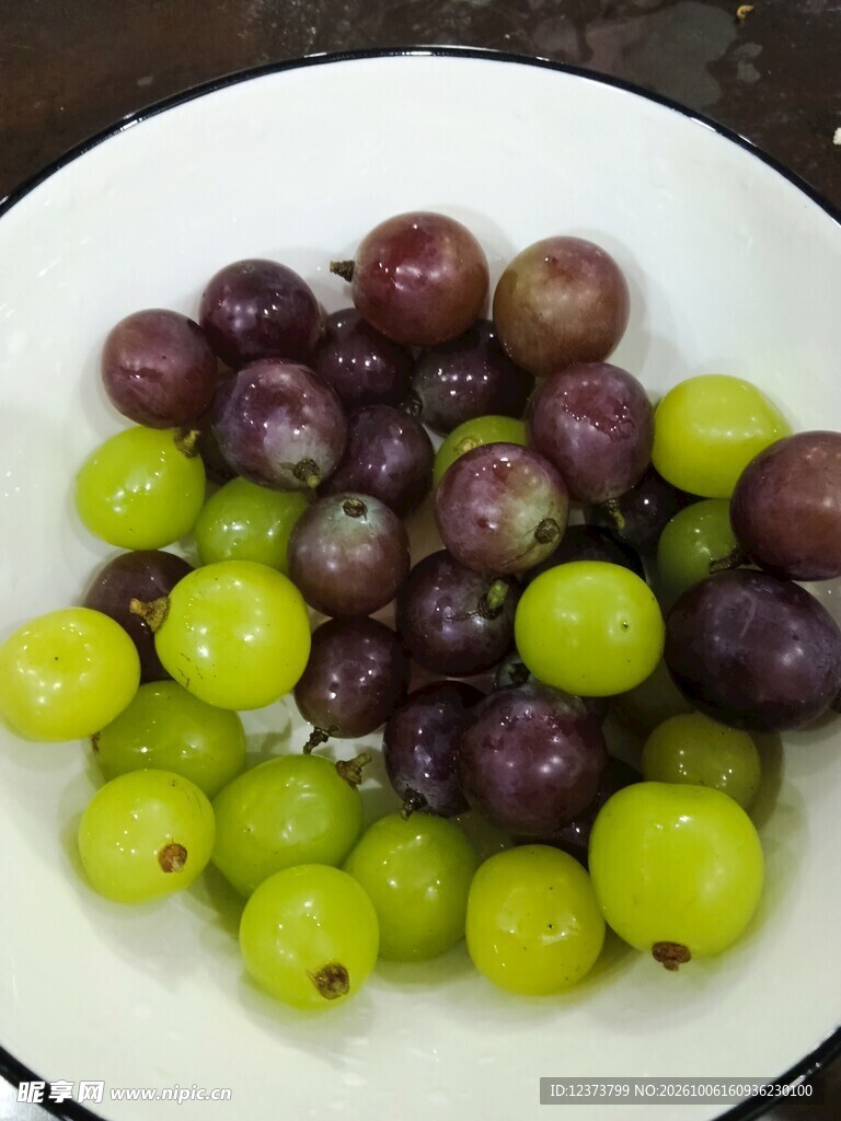 盘中双色鲜葡萄