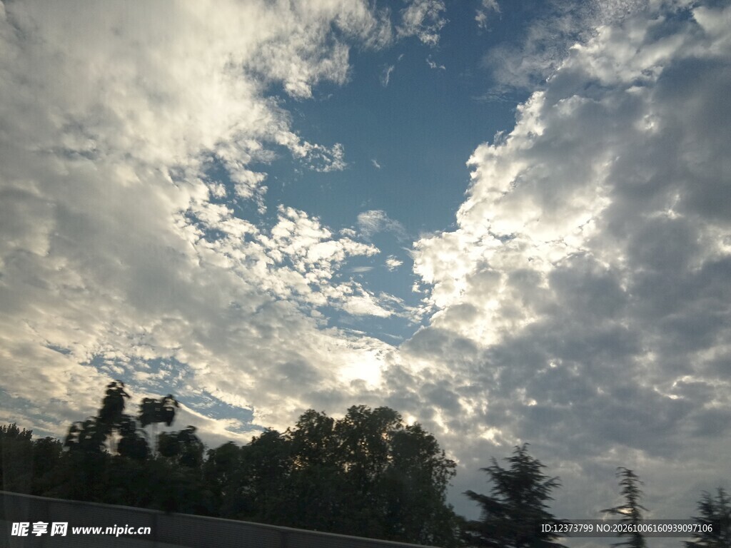 傍晚天空云景树影