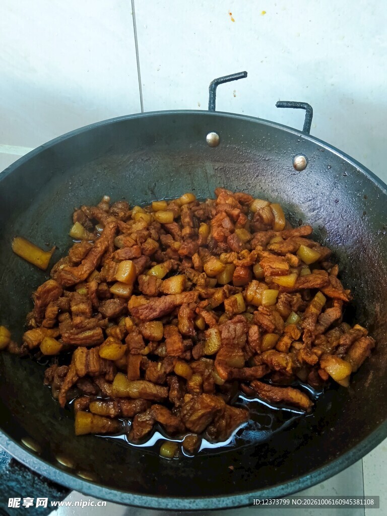 铁锅里的家常炒肉